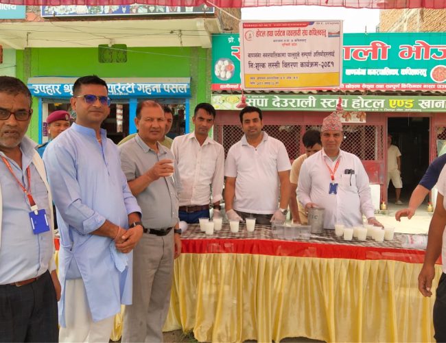 लस्सी खुवाएर यात्रुलाई शितलता दिँदै होटल तथा पर्यटन व्यवसायी