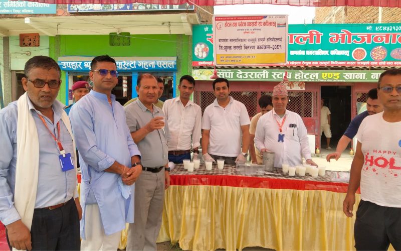 लस्सी खुवाएर यात्रुलाई शितलता दिँदै होटल तथा पर्यटन व्यवसायी