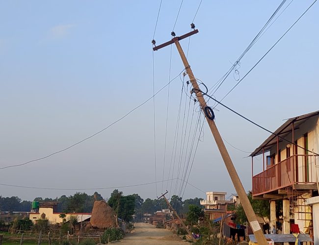 विद्युत पोल ढल्ने त्रासमा चौवन्नबासी