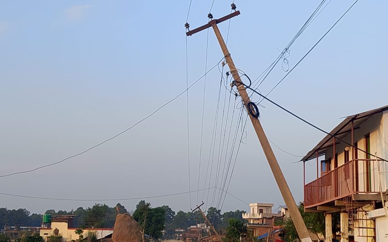 विद्युत पोल ढल्ने त्रासमा चौवन्नबासी