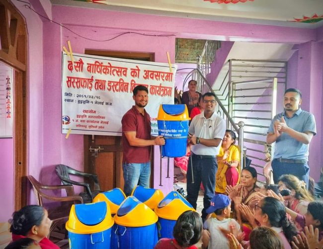 वार्षिकोत्सवको अवसरमा नेशनल लघुवित्तद्वारा डस्टबिन हस्तान्तरण