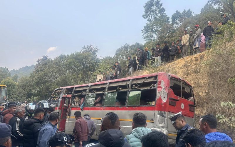 स्कुल बस दुर्घटना: ३ जनाको मृत्यु, २० भन्दा बढी घाइते