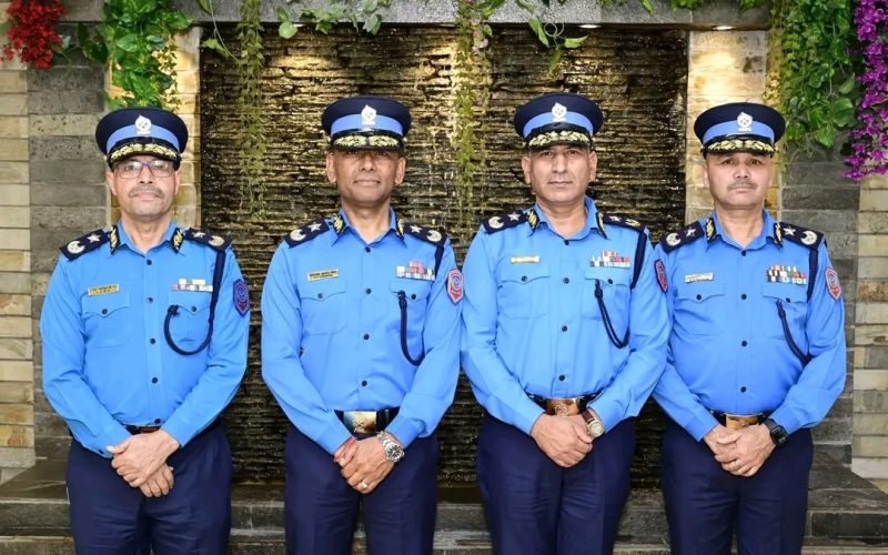 चार एआईजीलाई दर्ज्यानी चिन्हद्वारा सुशोभन